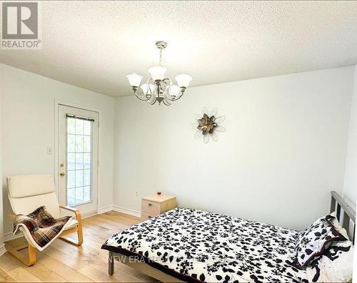 1377 Spring Garden Court, Mississauga, ON - Indoor Photo Showing Bedroom