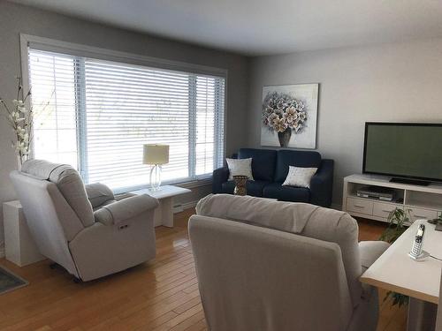 Living room - 50 Rue Gaudreau, Montmagny, QC - Indoor Photo Showing Living Room