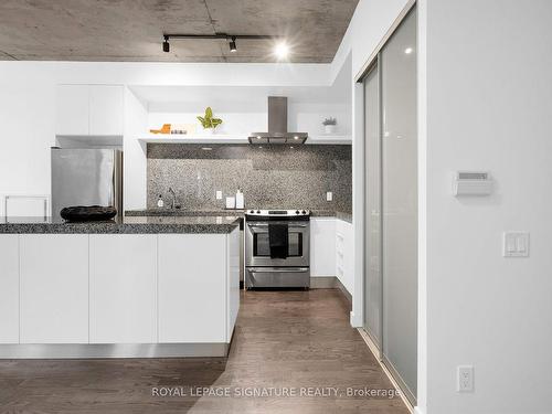 809-75 Portland St, Toronto, ON - Indoor Photo Showing Kitchen