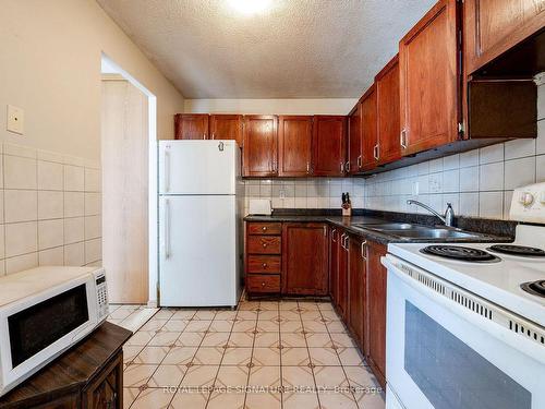 610-1100 Caven St, Mississauga, ON - Indoor Photo Showing Kitchen With Double Sink