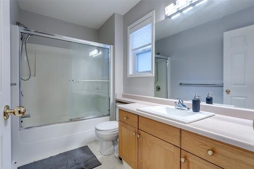 115-133 Wyndham Crescent, Kelowna, BC - Indoor Photo Showing Bathroom