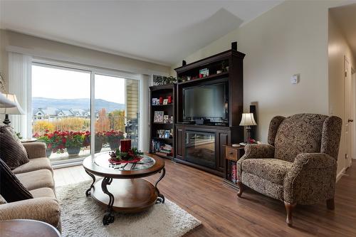 409-3160 Casorso Road, Kelowna, BC - Indoor Photo Showing Living Room