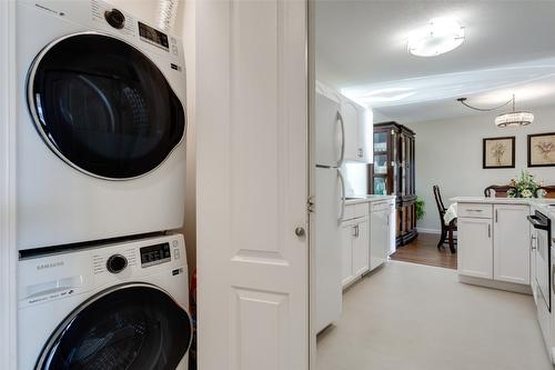 409-3160 Casorso Road, Kelowna, BC - Indoor Photo Showing Laundry Room