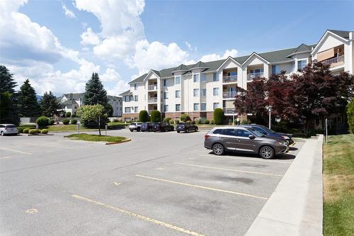 409-3160 Casorso Road, Kelowna, BC - Outdoor With Facade