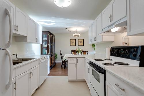 409-3160 Casorso Road, Kelowna, BC - Indoor Photo Showing Kitchen With Double Sink