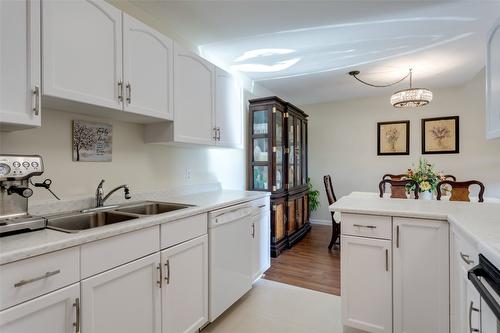 409-3160 Casorso Road, Kelowna, BC - Indoor Photo Showing Kitchen With Double Sink