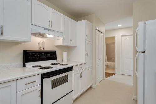 409-3160 Casorso Road, Kelowna, BC - Indoor Photo Showing Kitchen