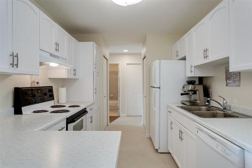 409-3160 Casorso Road, Kelowna, BC - Indoor Photo Showing Kitchen With Double Sink