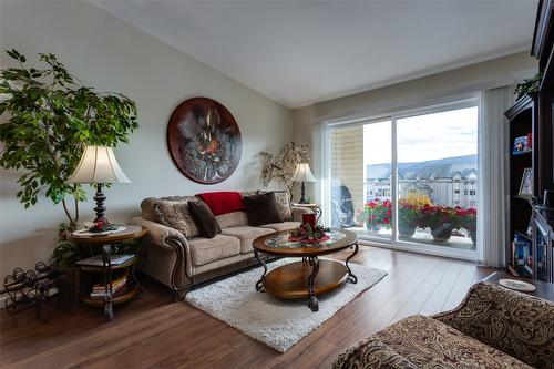 409-3160 Casorso Road, Kelowna, BC - Indoor Photo Showing Living Room