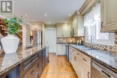 1141 Windrush Drive, Oakville, ON - Indoor Photo Showing Kitchen With Double Sink With Upgraded Kitchen