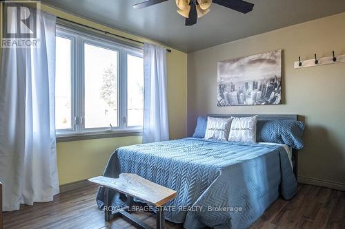 15 Connaught Avenue S, Hamilton, ON - Indoor Photo Showing Bedroom