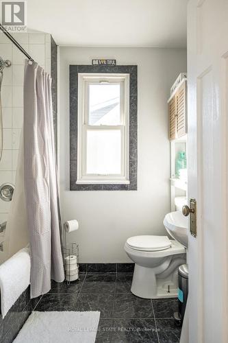 15 Connaught Avenue S, Hamilton, ON - Indoor Photo Showing Bathroom