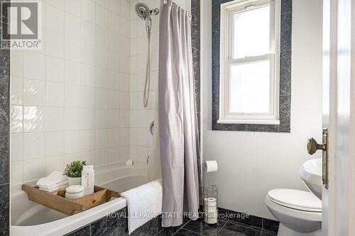 15 Connaught Avenue S, Hamilton, ON - Indoor Photo Showing Bathroom