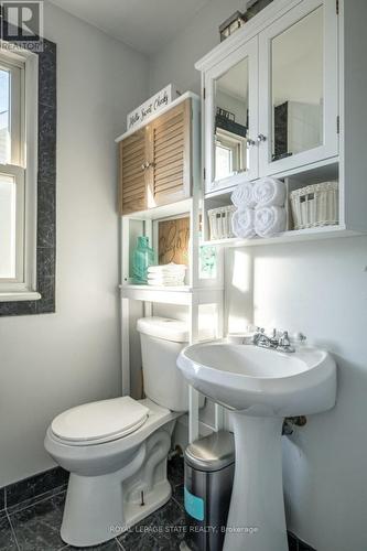 15 Connaught Avenue S, Hamilton, ON - Indoor Photo Showing Bathroom