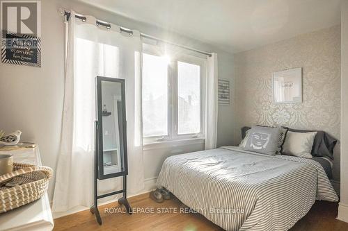 15 Connaught Avenue S, Hamilton, ON - Indoor Photo Showing Bedroom