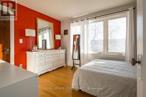 15 Connaught Avenue S, Hamilton, ON - Indoor Photo Showing Bedroom