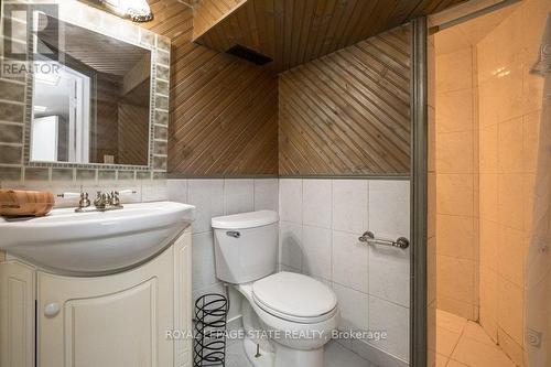 15 Connaught Avenue S, Hamilton, ON - Indoor Photo Showing Bathroom