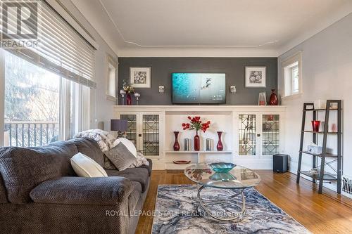 15 Connaught Avenue S, Hamilton, ON - Indoor Photo Showing Living Room