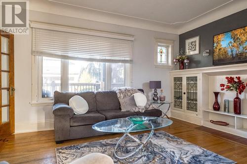 15 Connaught Avenue S, Hamilton, ON - Indoor Photo Showing Living Room