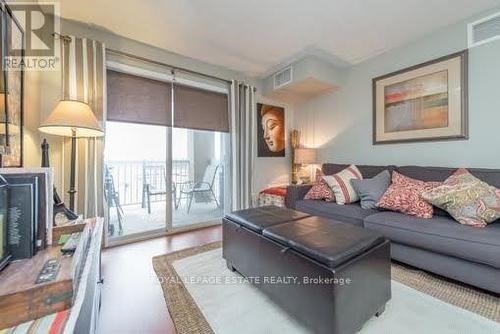 325 - 684 Warden Avenue, Toronto, ON - Indoor Photo Showing Living Room