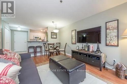 325 - 684 Warden Avenue, Toronto, ON - Indoor Photo Showing Living Room