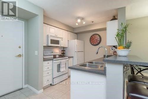 325 - 684 Warden Avenue, Toronto, ON - Indoor Photo Showing Kitchen With Double Sink