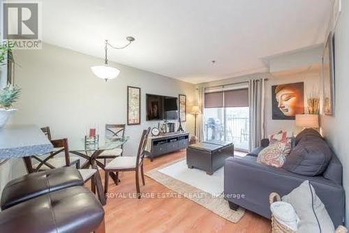 325 - 684 Warden Avenue, Toronto, ON - Indoor Photo Showing Living Room