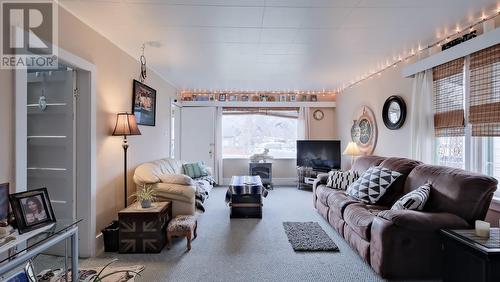 342 Norton Street, Penticton, BC - Indoor Photo Showing Living Room