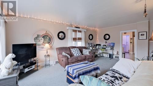 342 Norton Street, Penticton, BC - Indoor Photo Showing Living Room