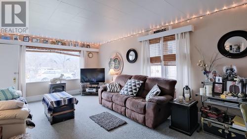 342 Norton Street, Penticton, BC - Indoor Photo Showing Living Room