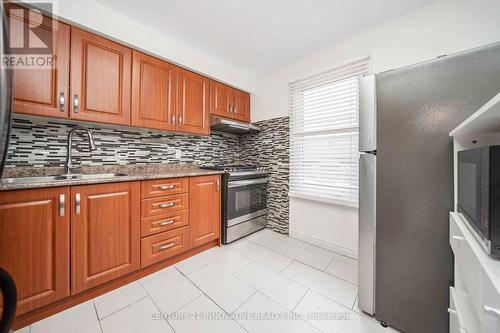 5 - 3175 Kirwin Avenue, Mississauga, ON - Indoor Photo Showing Kitchen With Double Sink