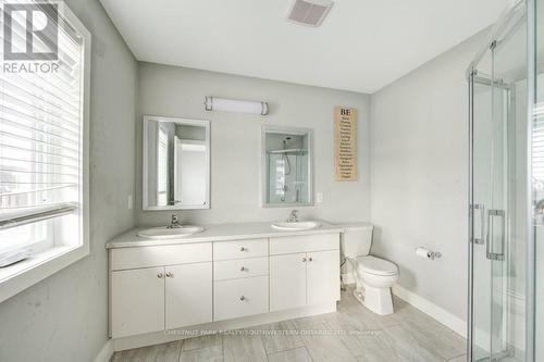 745 Chelton Road, London, ON - Indoor Photo Showing Bathroom