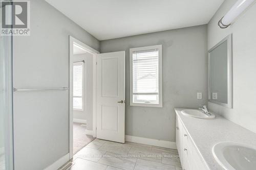 745 Chelton Road, London, ON - Indoor Photo Showing Bathroom