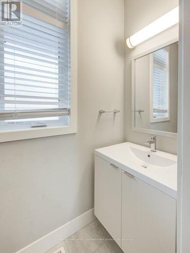 745 Chelton Road, London, ON - Indoor Photo Showing Bathroom