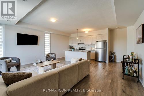 68 - 261 Woodbine Avenue W, Kitchener, ON - Indoor Photo Showing Living Room