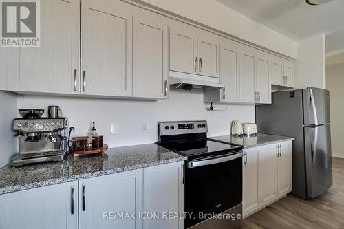 68 - 261 Woodbine Avenue W, Kitchener, ON - Indoor Photo Showing Kitchen