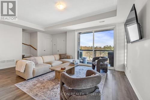 68 - 261 Woodbine Avenue W, Kitchener, ON - Indoor Photo Showing Living Room