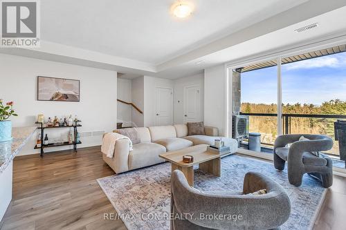 68 - 261 Woodbine Avenue W, Kitchener, ON - Indoor Photo Showing Living Room