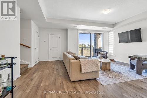 68 - 261 Woodbine Avenue W, Kitchener, ON - Indoor Photo Showing Living Room