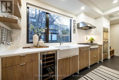 27 Palmerston Square, Toronto, ON - Indoor Photo Showing Kitchen