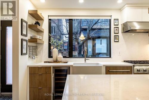 27 Palmerston Square, Toronto, ON - Indoor Photo Showing Kitchen