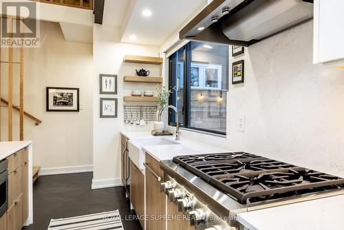 27 Palmerston Square, Toronto, ON - Indoor Photo Showing Kitchen