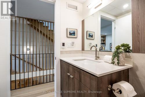 27 Palmerston Square, Toronto, ON - Indoor Photo Showing Bathroom