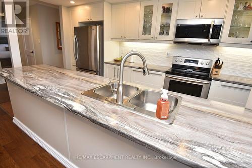 1502 - 2055 Upper Middle Road, Burlington, ON - Indoor Photo Showing Kitchen With Double Sink With Upgraded Kitchen