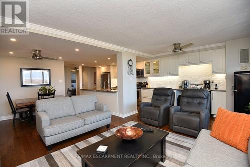 1502 - 2055 Upper Middle Road, Burlington, ON - Indoor Photo Showing Living Room