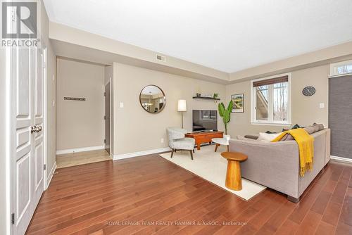 D - 1042 Beryl, Ottawa, ON - Indoor Photo Showing Living Room