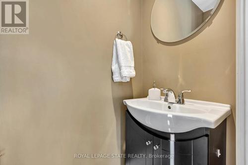 131 Arkell Street, Hamilton, ON - Indoor Photo Showing Bathroom