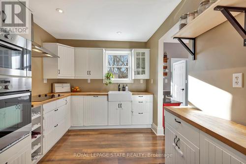 131 Arkell Street, Hamilton, ON - Indoor Photo Showing Kitchen