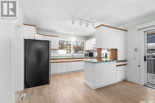 86 Spinks Drive, Saskatoon, SK - Indoor Photo Showing Kitchen