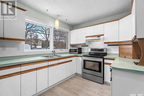 86 Spinks Drive, Saskatoon, SK - Indoor Photo Showing Kitchen